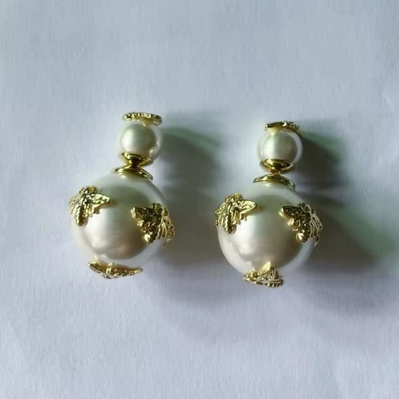Vintage Honeybee Pearl Elegant Gold White Earrings - Picture 5 of 7